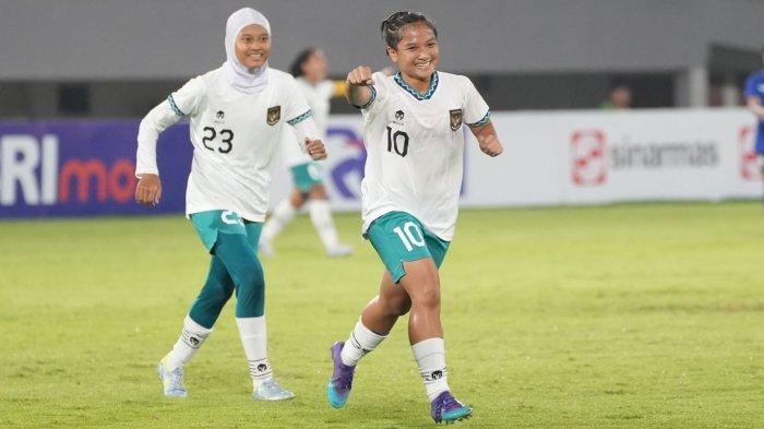 Ayunda Anggraeni dan Sheva Imut , dua pemain pilar Timnas Indonesia Wanita U-19. Tim berjuluk Garuda Pertiwi akan menghadapi Thailand di pertandingan semifinal Piala AFF U-19 wanita, yang akan disiarkan secara langsung malam ini, Kamis (13/7/2023)