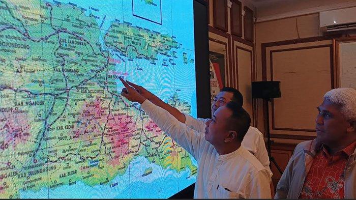 Kepala Badan Pertanahan Nasional (BPN) Jawa Timur Lamri saat memberikan penjelasan di Surabaya, Selasa (21/1/2025).