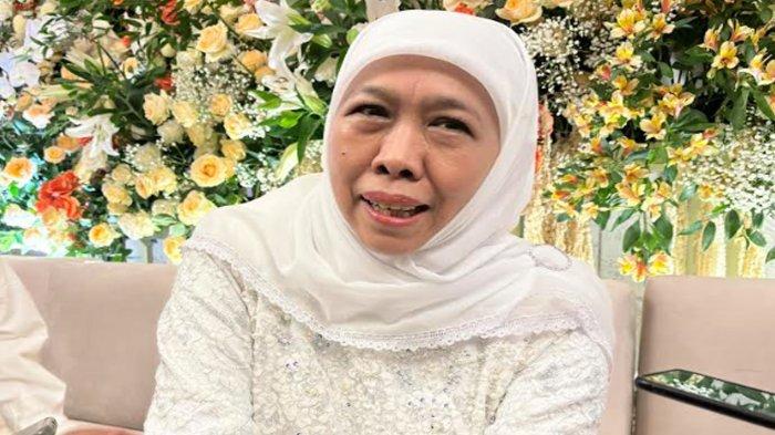 Bacagub Jatim petahana Khofifah Indar Parawansa menanggapi rilis hasil survei Poltracking Indonesia untuk Pemilihan Gubernur Jawa Timur Tahun 2024, Jumat (20/9/2024).