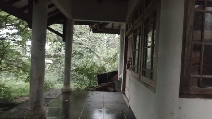 Bagian dalam pintu masuk rumah Pak Usman mantan miliarder tinggal sendirian
