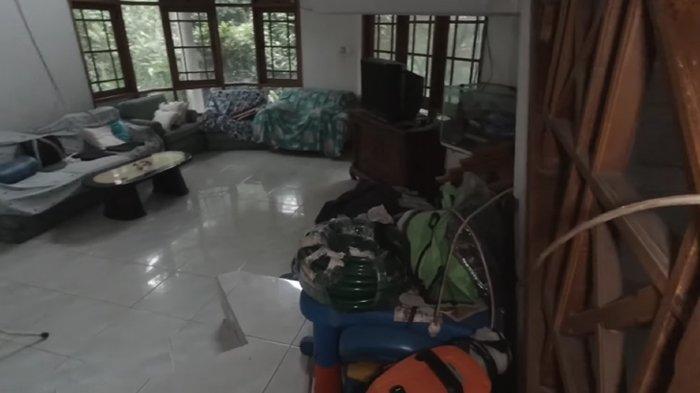 Bagian dalam rumah Pak Usman mantan miliarder tinggal sendirian 1