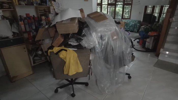 Bagian dalam rumah Pak Usman mantan miliarder tinggal sendirian