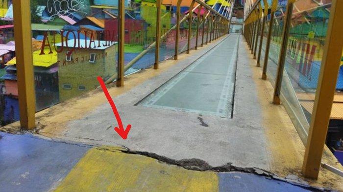 Bagian jembatan kaca Kampung Warna Warni Malang yang retak