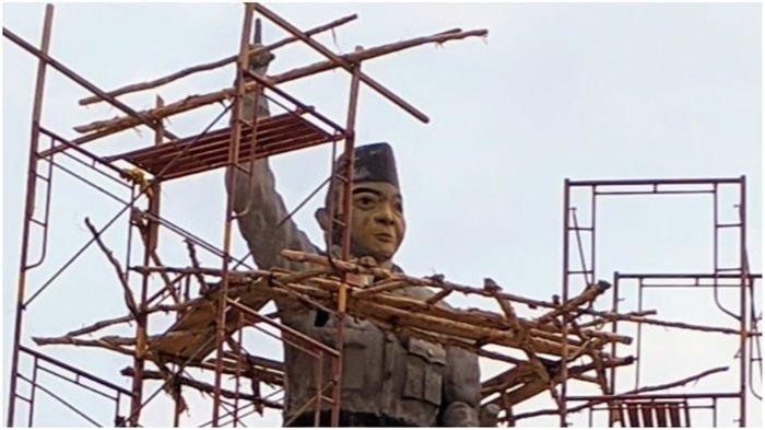 Bagian pipi wajah Patung Soekarno terlihat lebih tembem