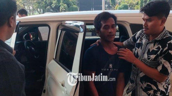 Bambang pelaku pembunuhan kakek saat tiba di Mapolres Probolinggo