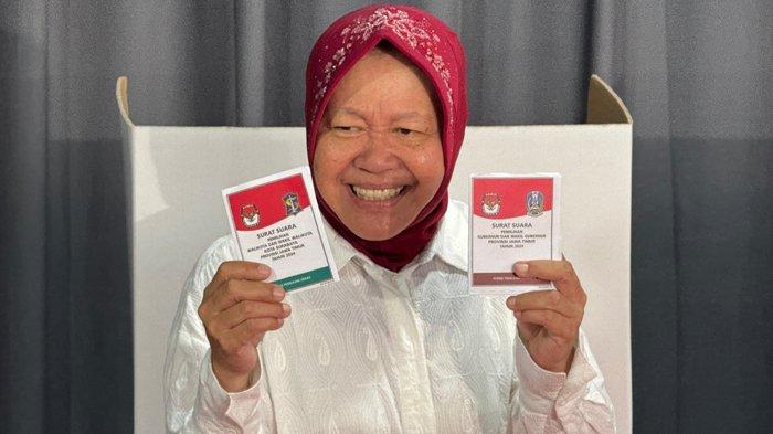 Cagub Jatim nomor urut 3, Tri Rismaharini alias Bu Risma menjadi perhatian para pemilih saat mencoblos di tempat pemungutan suara (TPS) 16, RT 1 RW 4, Kelurahan Jajar Tunggal, Kecamatan Wiyung, Surabaya, Rabu (27/11/2024).