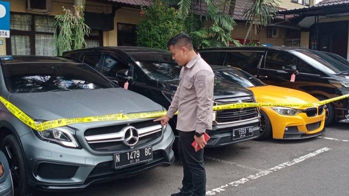 Barang bukti satu unit mobil Mercedes AMG GLA 45 milik Wahyu Kenzo yang diamankan oleh Polresta Malang Kota.