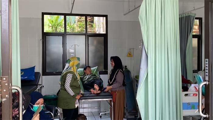 Beberapa korban keracunan massal yang terjadi di Kampung Babakan Baru