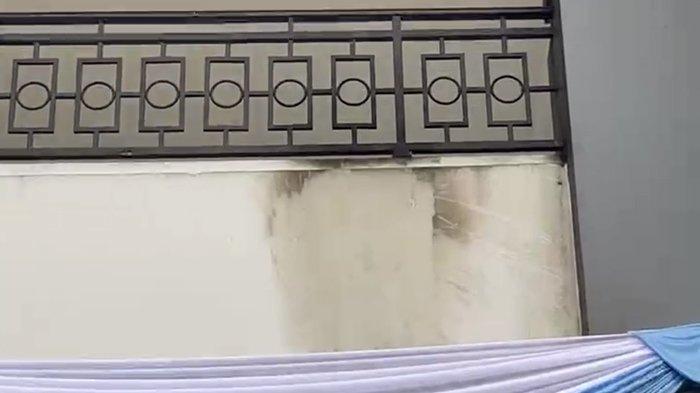 DEMO MALANG RICUH - Tampak dari luar gedung DPRD Kota Malang Senin (24/3/2025) bekas hitam gosong pada tembok teras gedung akibat dilempar molotov pendemo pada Minggu (23/3/2025) malam langsung terbakar.