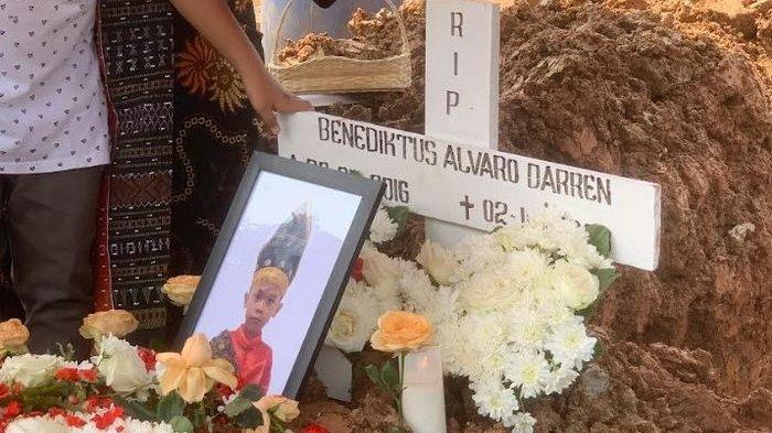 Benediktus Alvaro Darren bocah mati batang otak usai operasi amandel sudah dimakamkan