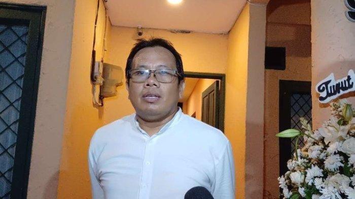 Bengbeng mantan tukang kebun Marissa Haque yang disekolahkan sampai sarjana