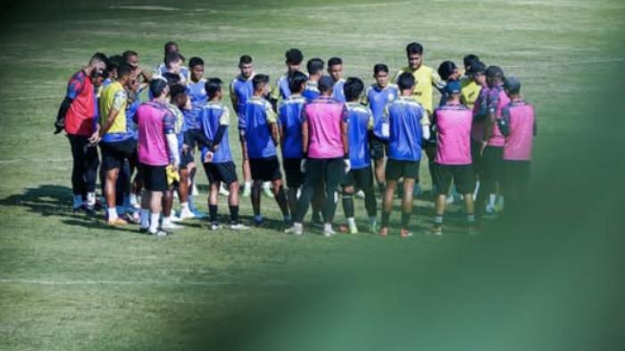 UJI COBA AREMA FC - Para pemain saat sesi latihan berkumpul di tengah lapangan mendengarkan arahan pelatih. Kumpulan berita Arema FC hari ini populer, Sabtu (19/7/2025) salah satunya tentang banjirnya tawaran uji coba sebelum Super League 2025/2026 dimulai. Sebelum melawan Persija Jakarta, Arema FC baru-baru ini memutuskan untuk melawan tim Liga 3, RANS Nusantara FC.