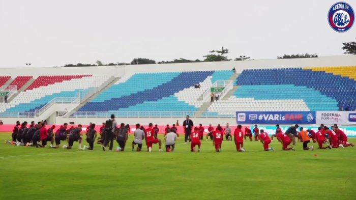 STADION KANJURUHAN - Para pemain Arema FC Arema FC melaksanakan simulasi pertandingan di Stadion Kanjuruhan bertajuk “Charity Match”, Kamis, (8/5/2025) yang mempertemukan Tim Arema All Star dihuni para pemain Arema dari masa ke masa, pertandingan tersebut berakhir dengan penuh cinta dan kebahagiaan.