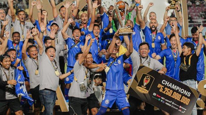 BERITA AREMA FC - Para pemain Arema FC saat merayakan gelar juara Piala Presiden 2024. Kini kepastian Arema FC menjadi peserta Piala Presiden 2025 menggantung padahal statusnya sebagai juara bertahan, namun bocoran laga pembuka Piala Presiden 2025 sampai Oxford United jadi peserta atau tidak akan dibahas di berita Arema FC hari ini populer, Sabtu (7/6/2025).
