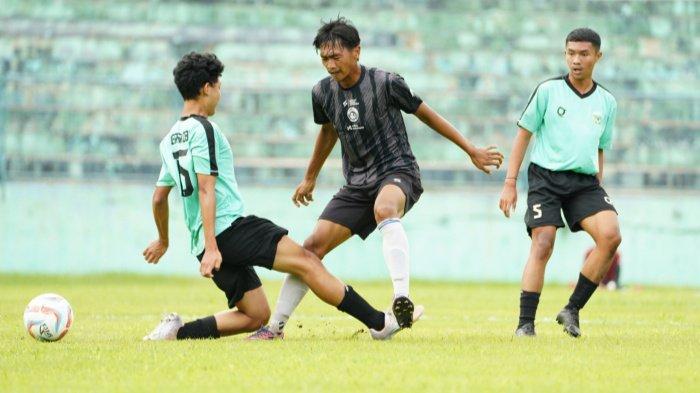 Jayus Hariono saat berduel dengan pemain Persikoba Batu dalam pertandingan persahabatan antara Arema FC Vs Persikoba Batu di Stadion Gajayana Malang pada Sabtu (13/1/2024).
