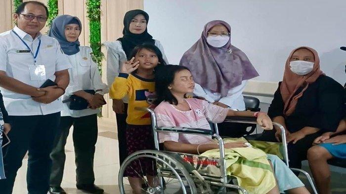 Berlian (13) remaja perempuan di Kota Palembang ini mengalami kebutaan dan bola matanya nyaris lepas setelah mengkonsumsi enam jenis obat dari bidan, Kamis (8/8/2024)