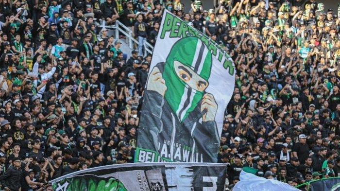 Bonek dan Bonita mendukung Persebaya Surabaya saat menjamu Arema FC di Stadion Gelora Bung Tomo (GBT), Sabtu (23/9/2023).