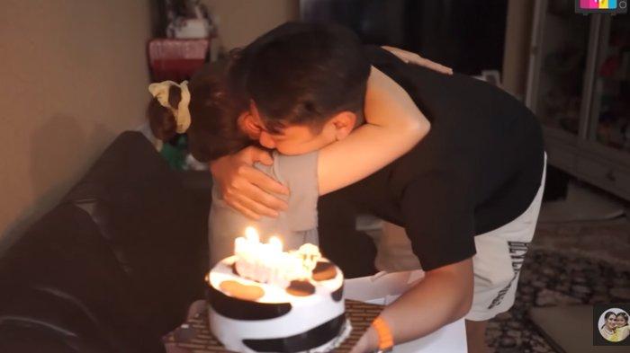 Boy William memeluk Ayu Ting Ting sambil membawa kue ulang tahun