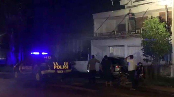 Polisi saat membujuk Nick De Munyck, bule asal Belgia , pelaku penganiayaan di rumah kontrakannya di Desa Putat, Kecamatan Menganti, Gresik, Jumat (29/11/2024) malam