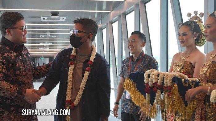 FIRST LANDING - Bupati Kediri, Hanindhito Pramono, menyambut penumpa Citilink QG 752 usai pendaratan perdana di Bandara Internasional Dhoho Kediri Pesawat tersebut tiba di Bandara Dhoho Kediri pada Jumat (5/4/2023) pukul 09.42 WIB. Dua unit mobil water canon telah bersiaga di area peron. Ketika pesawat Citilink mulai mendekat, dua water canon langsung menyemprotkan air ke udara, sebagai bagian dari prosesi Water Salute.