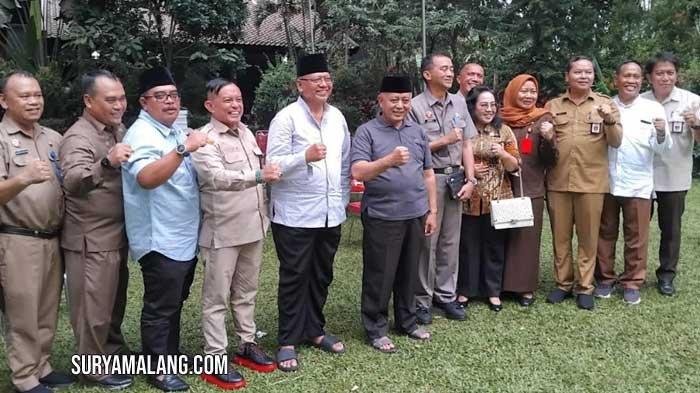 Bupati Malang, Sanusi bersama jajaran OPD Pemkab Malang berfoto bersama mantan Bupati Malang Rendra Kresna di Dusun Genitri, Desa Tirtomoyo, Kecamatan Pakis, Kabupaten Malang, Selasa (23/4/2024).