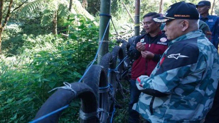 Bupati Malang, Sanusi meninjau lokasi kecelakaan di Jalur TNBTS Desa Ngadas, Kecamatan Poncokusumo, Kabupaten Malang, Kamis (16/5/2024)