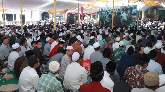 BANJIR JEMAAH: Antusias para jemaah yang menghadiri acara haul KH Moh Hasan Genggong atau Kiai Sepuh Genggong, Kamis (10/4/2025). Puluhan ribu jemaah ini juga berasal dari luar daerah. Hadir dalam haul itu Bupati Probolinggo Gus Haris brserta Forkopimda.