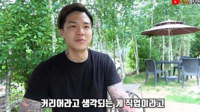 C.A.P. mantan leader Teen Top pilih pensiun jadi artis dan jadi tukang potong rumput.