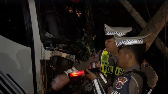 Polres Kota Batu mengecek kondisi Bus Sakhindra Trans usai kecelakaan, Rabu (8/1/2025) malam. CCTV Rekam Bus Maut Penumpang Siswa SMK TI Bali Global Badung Tabrak Pengendara di Kota Batu