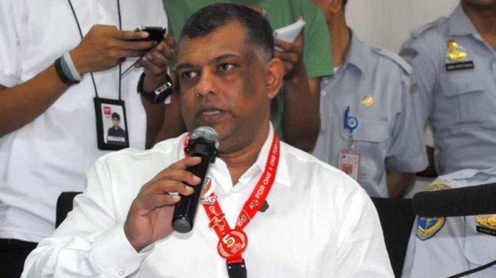 CEO AirAsia, Tony Fernandes lebih pilih naik pesawat pesaing ketimbang maskapainya sendiri.