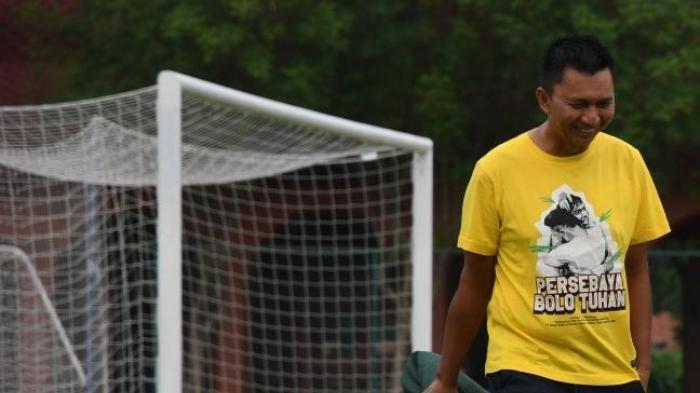 CEO Persebaya Surabaya, Azrul Ananda, saat memantau latihan tim di Lapangan Thor Surabaya, Jumat (29/3/2024).