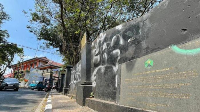 Dinding Objek Cagar Budaya Kota Malang, Jembatan Mojopahit, di Jalan Majapahit, penuh dengan vandalisme, Jumat (26/7/2024).
