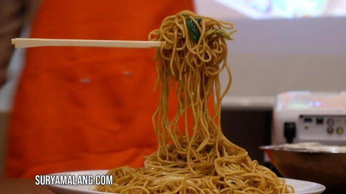 Cara membuat mie terbang di Midtown Hotel Surabaya.