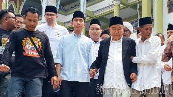 Cawapres Gibran Rakabuming Raka usai acara Dialog Kebangsaan di Ponpes Amanatul Ummah, Desa Kembangbelor, Kecamatan Pacet, Kabupaten Mojokerto, Jumat (24/11/2023).