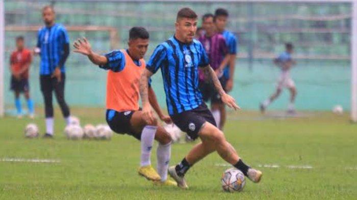 Charles Raphael saat mengikuti sesi latihan bersama Arema FC di stadion Gajayana Malang, Rabu (28/6/2023)
