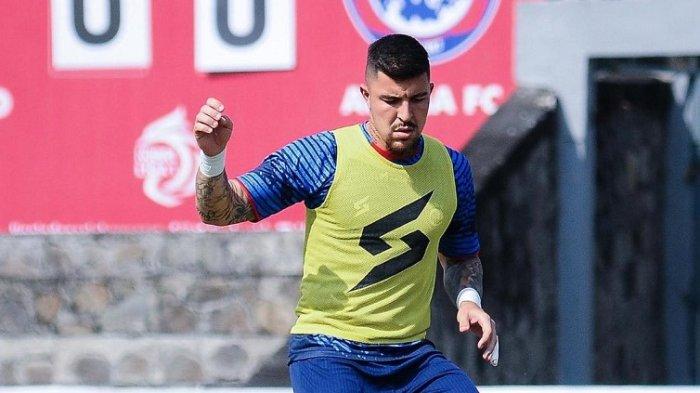 Charles Raphael, pemain Arema FC asal Brasil, punya keistimewaan bisa main di dua posisi, yakni gelandang jangkar dan center bek.