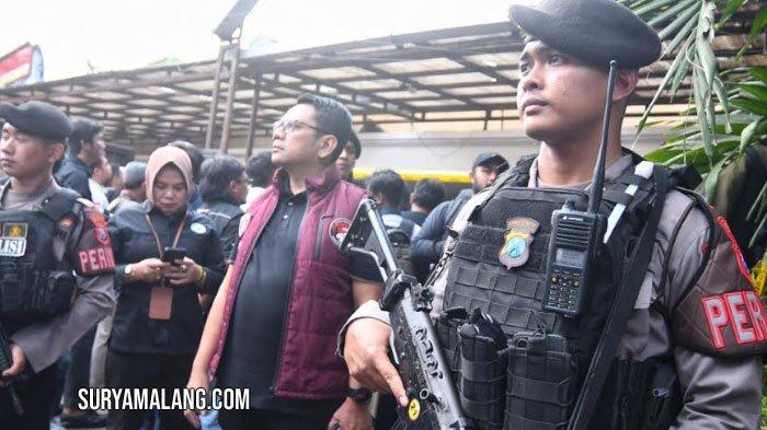 Petugas melakukan penjagaan di lokasi tempat Clandestine Laboratorium Narkotika Terbesar di Indonesia di Jalan Bukit Barisan, Kecamatan Klojen, Kota Malang, Jawa Timur, Rabu (3/7/2024). Bea Cukai bekerja sama dengan Direktorat Tindak Pidana (Dittipid) Narkoba Badan Reserse dan Kriminal (Bareskrim) Polri berhasil mengamankan barang bukti yang diamankan petugas di antaranya 1,2 ton MDMB-4en-PINACA (ganja sintetis/tembakau gorila), 25.000 butir ekstasi, 25.000 butir xanax, 40 kilogram bahan baku MDMB-4en-PINACA yang setara dengan 2 ton produk jadi, serta berbagai bahan kimia yang menjadi bahan baku dan bahan penolong untuk pembuatan narkotika.