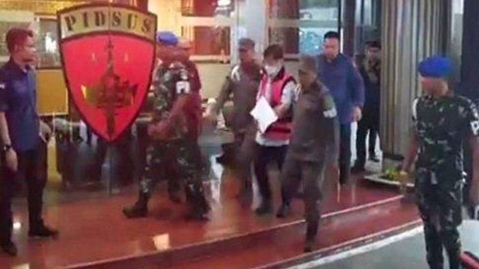 Crazy rich Surabaya, Budi Said (BS) keluar dari Gedung Pidsus Kejaksaan Agung dengan tangan diborgol dan mengenakan rompi tahanan berwarna pink, kamis (18/1/2024).