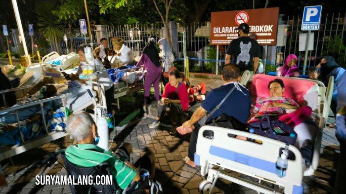 DAMPAK GEMPA TUBAN - Ratusan pasien Rumah Sakit (RS) Universitas Airlangga (Unair) Surabaya tetap dirawat di luar luar gedung hingga Jumat (22/3/2024) malam.