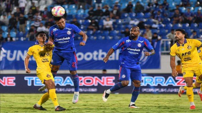 SUNDULAN - Pesepakbola Arema FC, Dedik Setiawan menyundul bola dibayangi sejumlah pesepakbola Persik Kediri saat laga lanjutan Liga 1 Arema FC melawan Persik Kediri di Stadion Kanjuruhan, Kabupaten Malang, Jawa Timur, Minggu (11/5/2025). Arema FC kalah dari tamunya Persik Kediri dengan skor 0-3.
