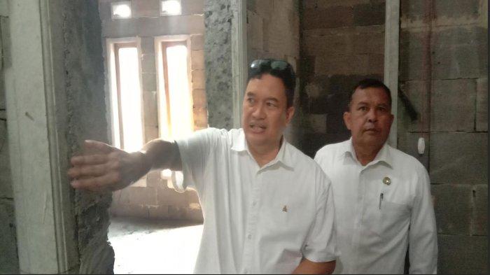 LAKUKAN PENINJAUAN - Kepala Dinas Perumahan, Kawasan Pemukiman dan Cipta Karya (DPKPCK) Kabupaten Malang, Budiar Anwar (kiri) saat meninjau progres renovasi rumah tidak layak huni di Desa Kemiri Kecamatan Jabung, Rabu (28/5/2025).