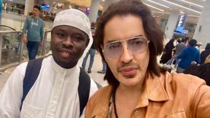 Danny Lambo bertemu dengan seorang pelajar di bandara (Grid.ID)