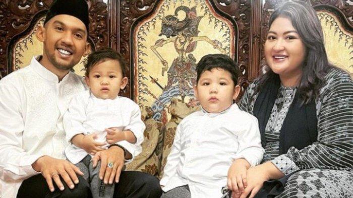 Danvy Rukmana bersama suami dan kedua anaknya. (Instagram)
