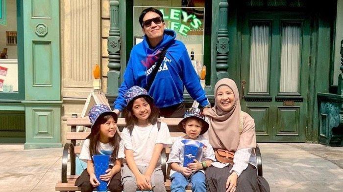 Presenter dan pemain Deddy Mahendra Desta alias Desta mengunggah foto liburan bersama Natasha Rizki dan ketiga anaknya di akun media sosialnya, Jumat (30/6/2023).