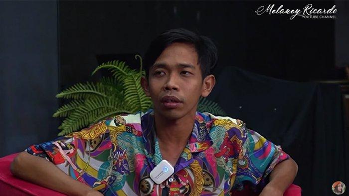 Dede Sunandar saat ngobrol dengan Melaney Ricardo