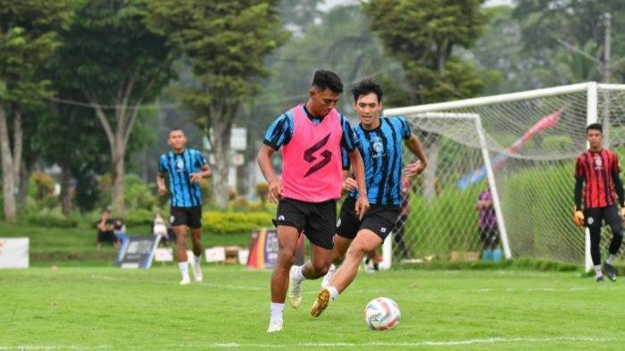 Dedik Setiawan dan Syaeful Anwar dalam sesi latihan Arema FC di Lapangan ARG Lawang, Kabupaten Malang, Senin (8/1/2024).