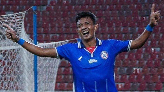 Dedik Setiawan saat membela Arema FC di Piala Presiden 2024.