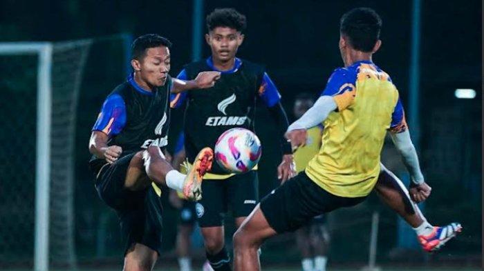 PERSIAPAN - Dendi Santoso dan Ahmad Figo ketika melakukan duel dalam sesi latihan Arema FC di Bandung. Latihan ini sebagai persiapan menghadapi Indonesia All Stars di laga perdana Piala Presiden 2025 grup A pada Selasa (8/7/2025)
