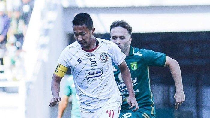 Aksi Dendi Santoso dan Ze Valente dalam laga Persebaya Surabaya vs Arema FC di Stadion Gelora Bung Tomo (GBT), Sabtu (23/9/2023).