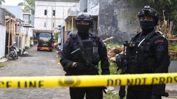Densus 88 menggeledah rumah terduga teroris di Perumahan Villa Syariah Bunga Tanjung RT 1 RW 8, Desa Junrejo, Kecamatan Junrejo, Kota Batu, Kamis (1/8/2024).